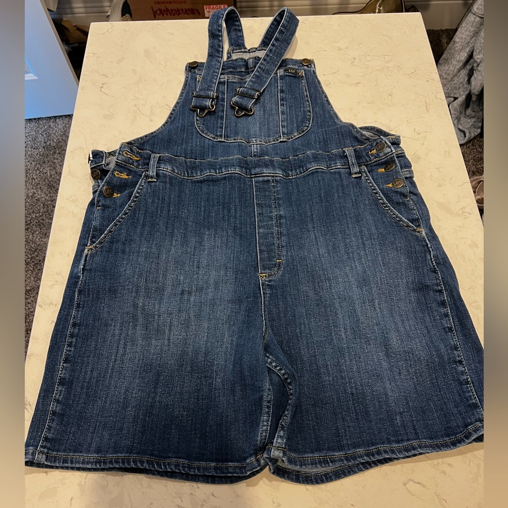 Size XL Lee Jean Short Overalls. EUC.